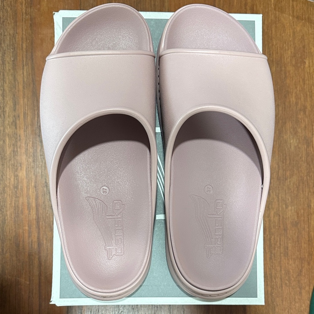 Dansko Devyn Molded Mauve Sandals